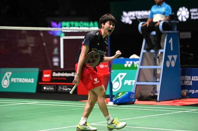 开云体育登录入口-陈雨菲赢下新老奥运冠军之争 国羽女单男双剩独苗