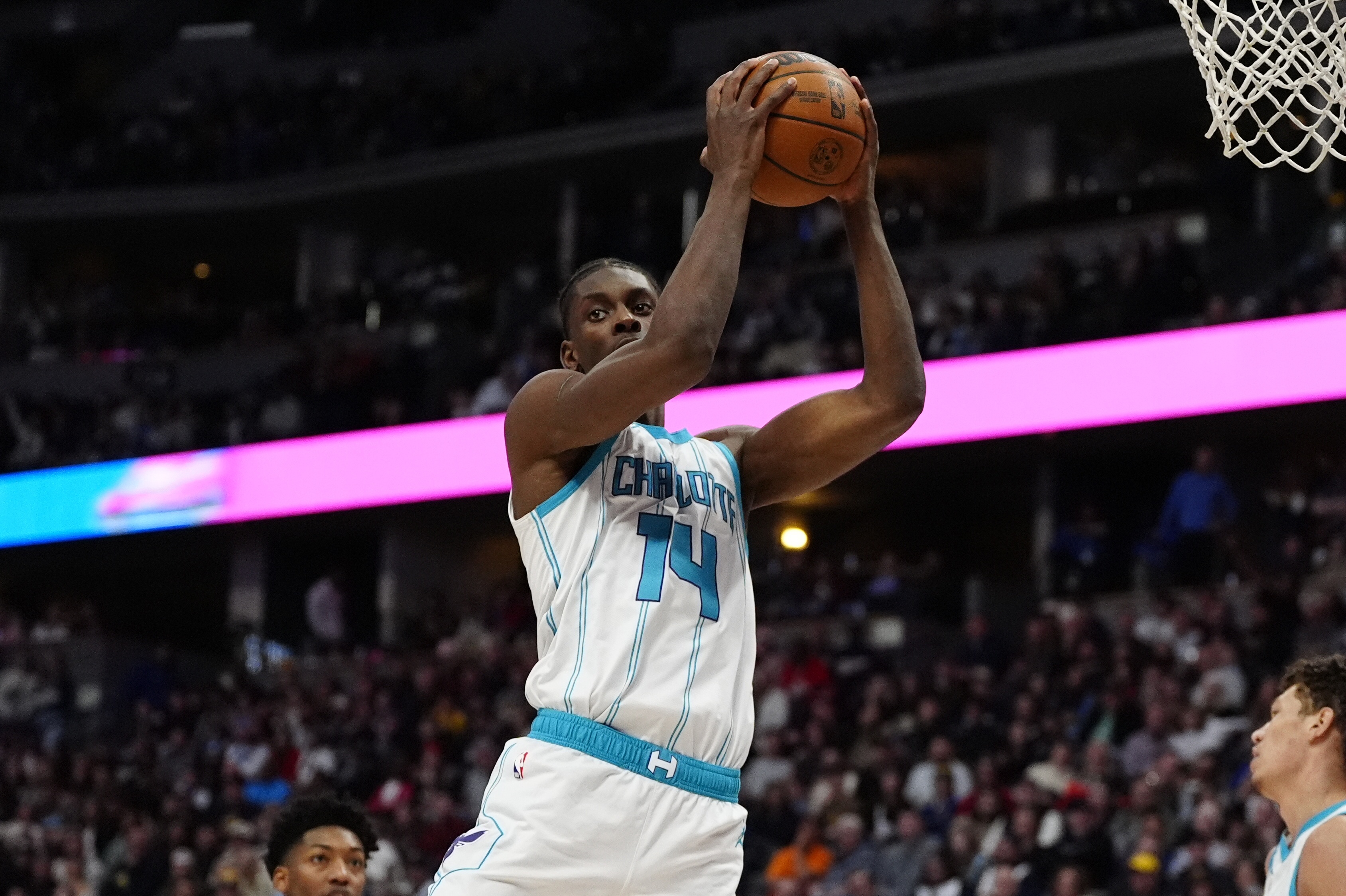 开云在哪里开户-黄雀在后！米切尔速推反击上篮 迪亚巴特奋力追防送钉板大帽