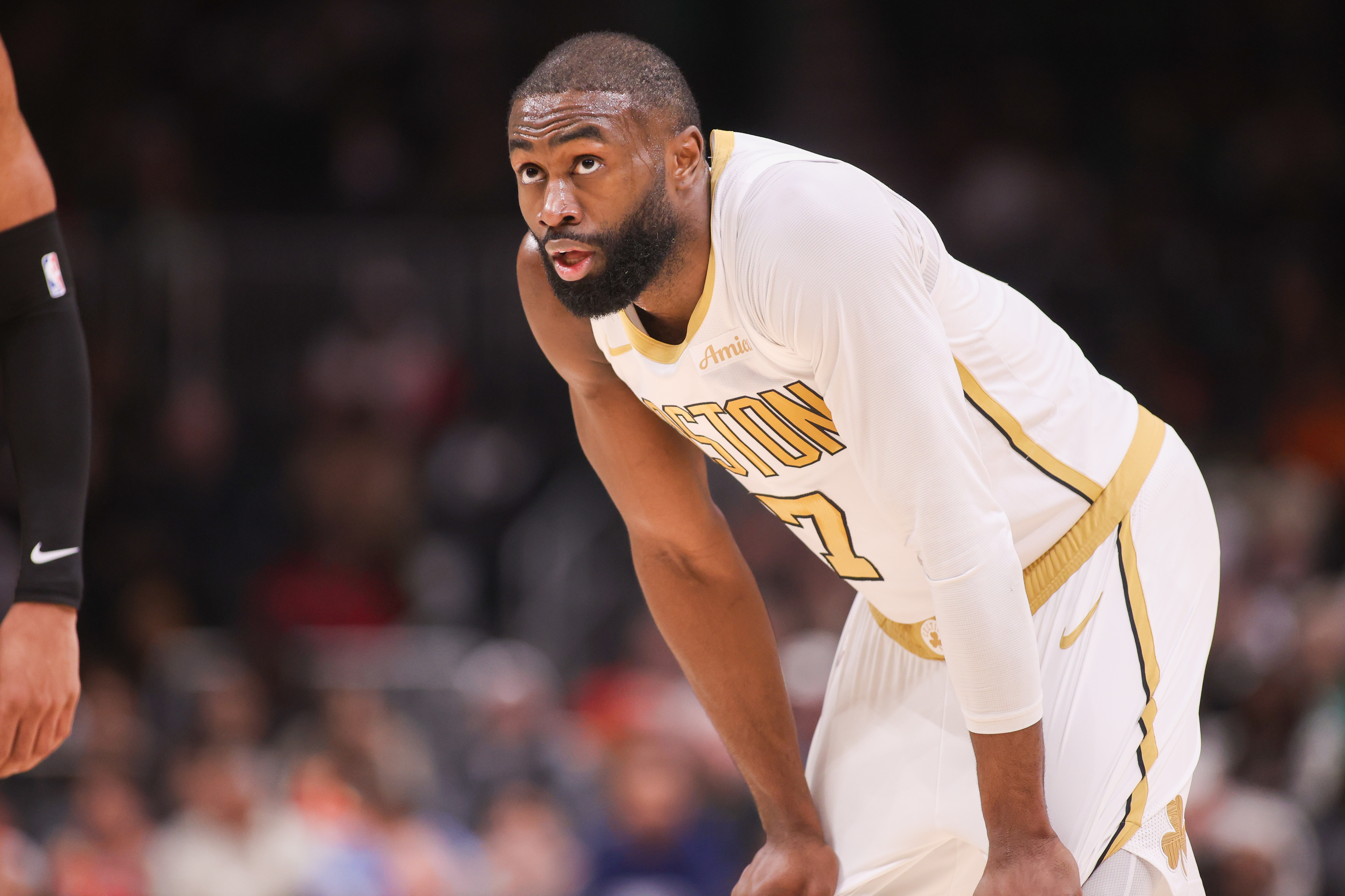 开云在线开户平台-可惜空砍！布朗28中14砍全场最高33分&amp;填满数据栏 最后一度追平